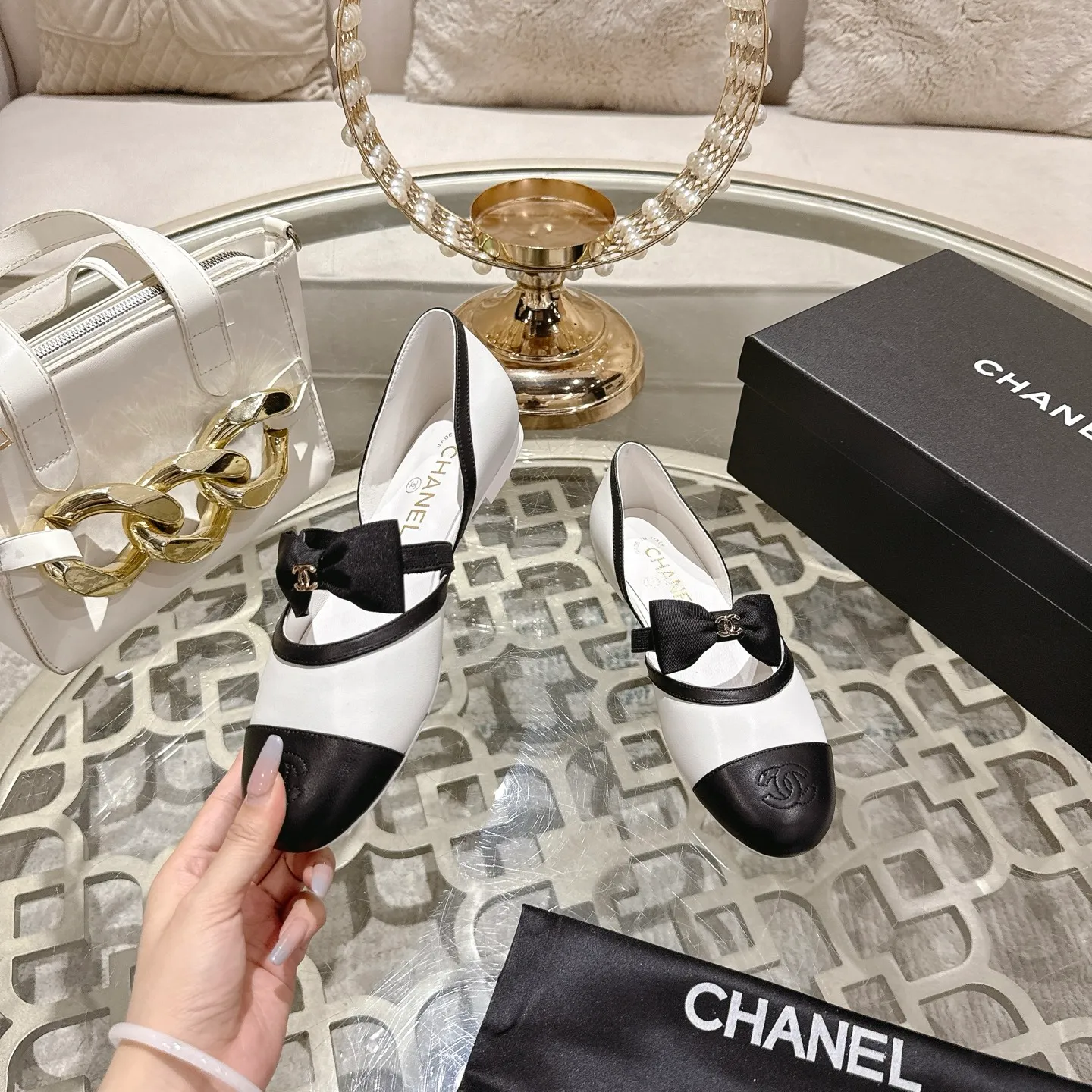 👟👟Ex-factory price 560👟👟 Leather surface [purchasing-grade quality] CHANEL Xiaoxiang 25/A new summer bow-tie shoes 💃 This pair of loafers is really breathtakingly beautiful! Made of cowhide fabric + imported mesh, every detail exudes a sense of high-end ~ classic bow design, Italian genuine leather sole, comfortable and classy on the feet, a perfect must-have for fairies!  🌟 All counters are from the same source! All materials are customized according to the original 1:1, and are developed and patterned from genuine products. The quality is absolutely assured ~ a classic that must be bought every year, a versatile artifact that looks great whether paired with skirts or jeans!  💖 The perfect finishing touch for summer outfits, sisters, just do it! 👉 Fabric: Imported sheepskin Lining: Imported sheepskin Outsole: Private molded outsole Code number: 35-40 (41 customized, non-returnable) Leather surface